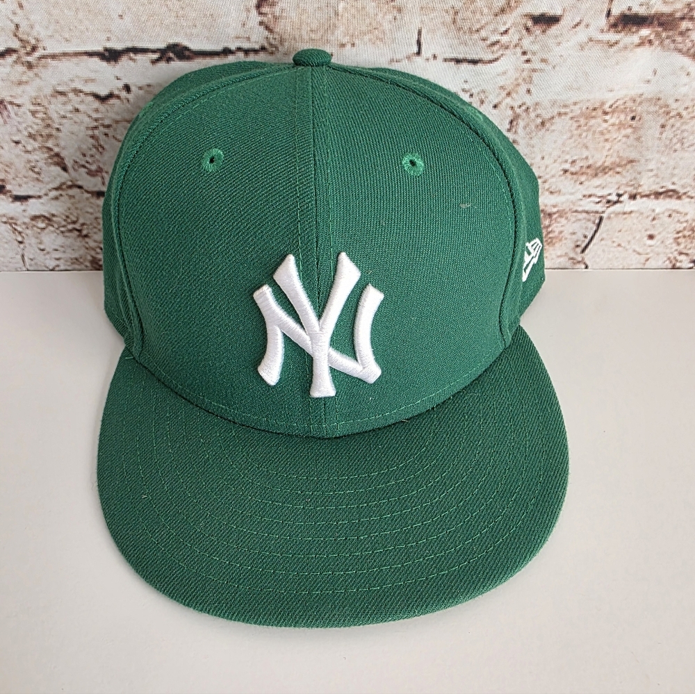 New Era NY Yankees Green and Black Cap Sz 7 5/8